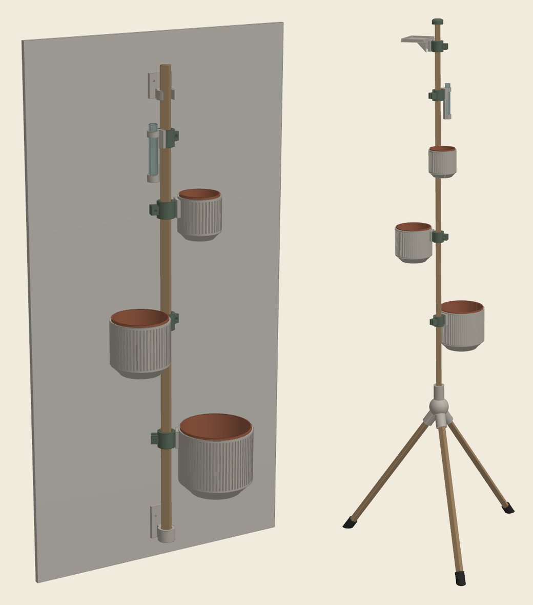 Links een wandrek met drie potten en een stekjesbuisje aan een houten stok, rechts een staander op drie poten met potten, een stekjeshouder en een plankje.